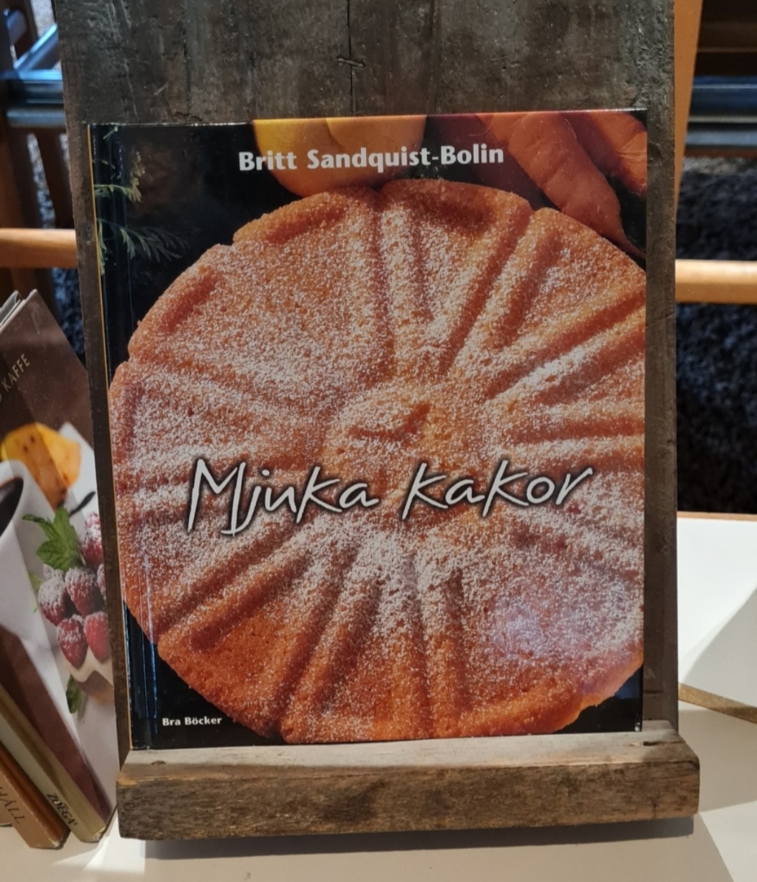 Man får köpa en egen bok om att baka mjuka pepparkakor där man byter ut all mjöl mot glutenfri mjölmix. Boken är skriven av av Britt Sandquist-Bolin.